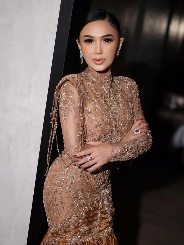Potret Yuni Shara Pakai Dress Payet saat Manggung di Tegal, Cantik dan Menawan