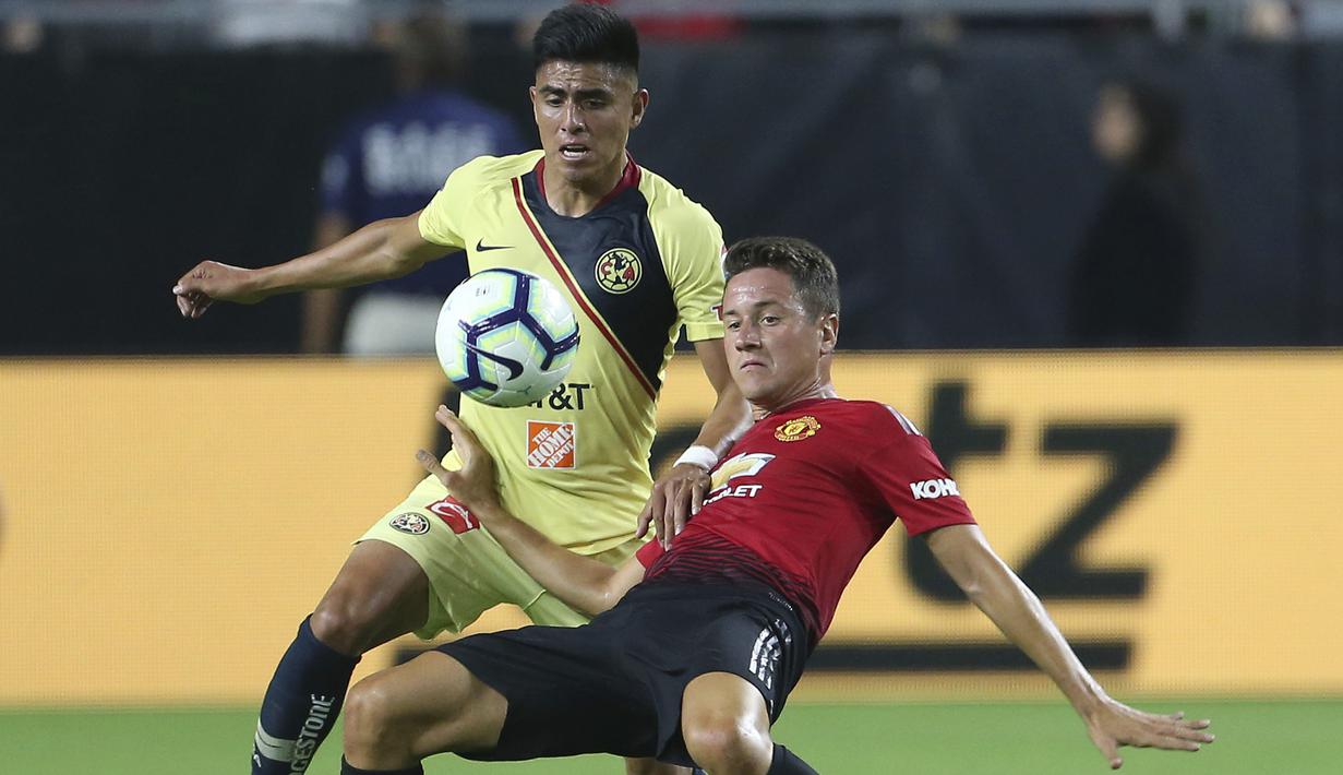 Ander Herrera (kanan) mencoba melewati pemain Club America, Joe Corona pada laga uji coba di University of Phoenix Stadium, Glendale, Arizona, (19/7/2018). MU dan Club America bermain imbang 1-1. (AP/Ralph Freso)