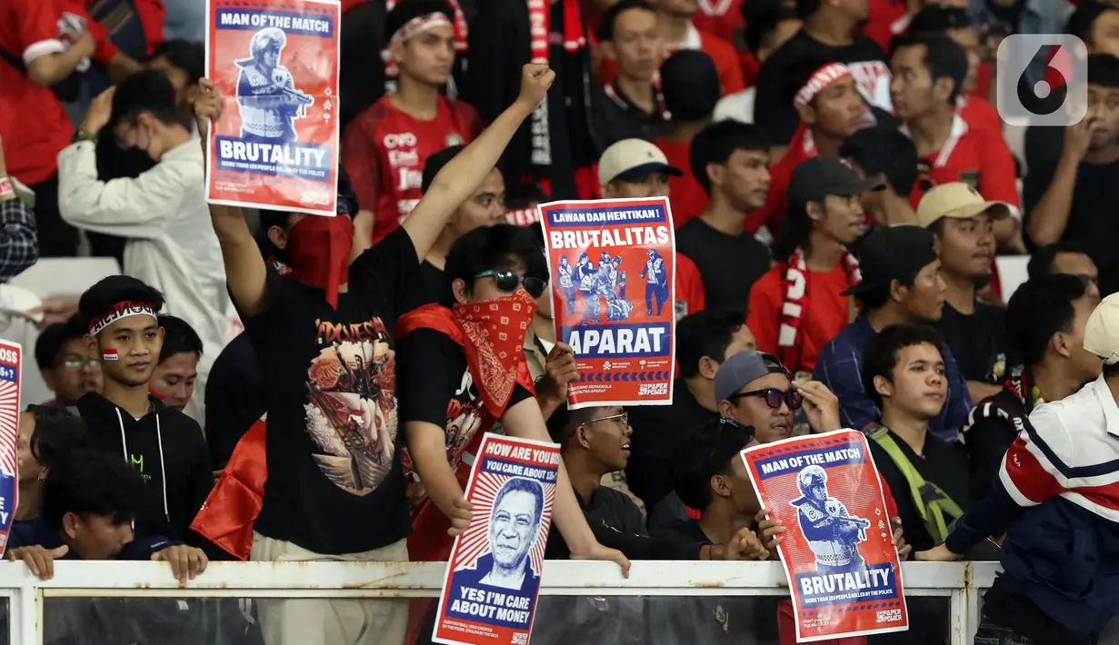 Suporter timnas Indonesia membentang tulisan berisi pesan usai menyaksikan laga timnas Indonesia melawan Thailand pada lanjutan kualifikasi Grup A Piala AFF 2022 di Stadion Utama Gelora Bung Karno, Jakarta, Kamis (29/12/2022). Laga berakhir imbang 1-1 meski Indonesia sempat unggul lewat gol yang dicetak Marc Anthony Klok lewat titik putih. (Liputan6.com/Helmi Fithriansyah)