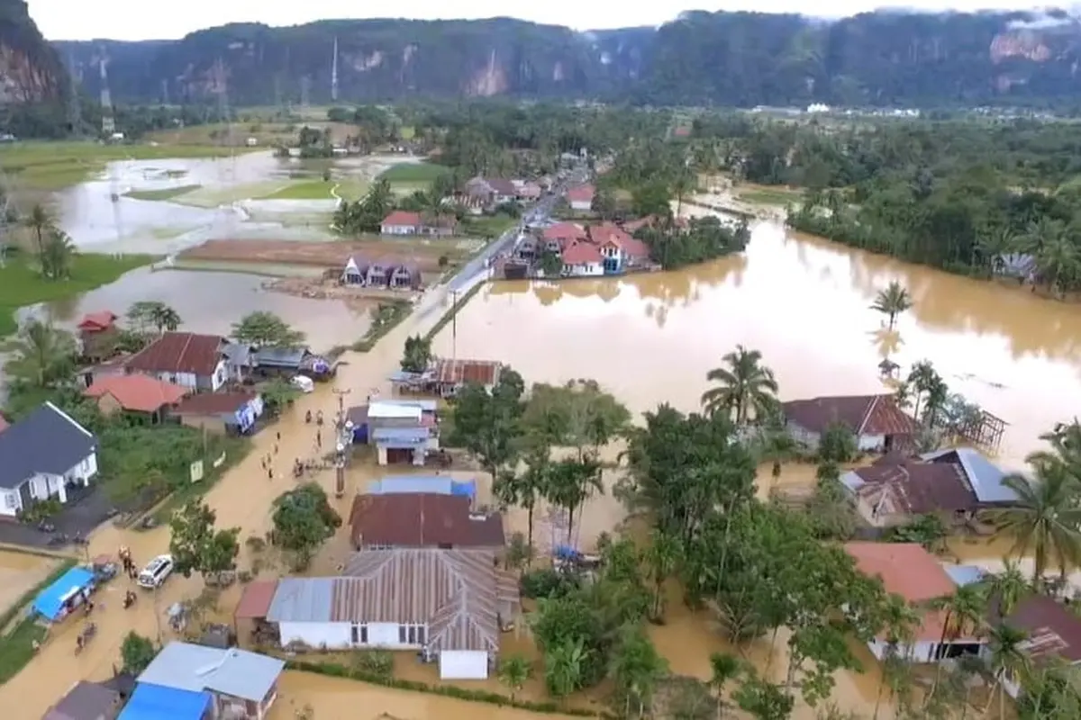 Banjir melanda Kabupaten Limapuluh Kota, Senin (18/12/2023). (Liputan6.com/ Dok BPBD Limapuluh Kota)
