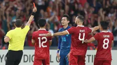 Timnas Indonesia gagal memetik poin penuh setelah ditahan imbang 1-1 oleh Thailand dalam laga matchday ketiga Piala AFF 2022 di Stadion Utama Gelora Bung Karno, Kamis (29/12/2022) sore WIB. Sempat unggul lebih dahulu melalui gol penalti Marc Klok pada menit ke-49, Timnas Garuda tak mampu menambah gol meski unggul jumlah pemain sejak menit ke-63. Thailand justru mampu menyamakan skor 1-1 pada menit ke-79 melalui go Sarach Yooyen. Hingga laga usai skor tak berubah. (Bola.com/Bagaskara Lazuardi)