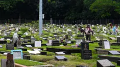 Suasana salah satu Tempat Pemakaman Umum (TPU) yang ada di Jakarta pada Rabu (5/11/2025). Krisis lahan pemakaman di Jakarta kian nyata. Tercatat, dari 80 Taman Pemakaman Umum (TPU) yang tersebar di lima wilayah Jakarta, 69 di antaranya telah penuh terisi. (Kapanlagi.com/Budy Santoso)