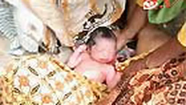 Astaga, Seorang Ibu Melahirkan di Pinggir Jalan