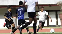 Laga uji coba antara Timnas Indonesia U-16 kontra Tim Soeratin Bekasi U-17 di Stadion Patriot Candrabhaga, Bekasi, Jumat (13/3/2020). (Bola.com/Muhammad Iqbal Ichsan)