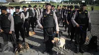 Anggota Unit K-9 dengan anjing pelacak mengikuti Apel Gelar Pasukan Operasi Lilin Jaya 2017 di Lapangan Silang Monas, Jakarta, Kamis (22/12). Apel ini dipimpin oleh Kapolri Jenderal Tito Karnavian selaku Inspektur Upacara. (Liputan6.com/Faizal Fanani)