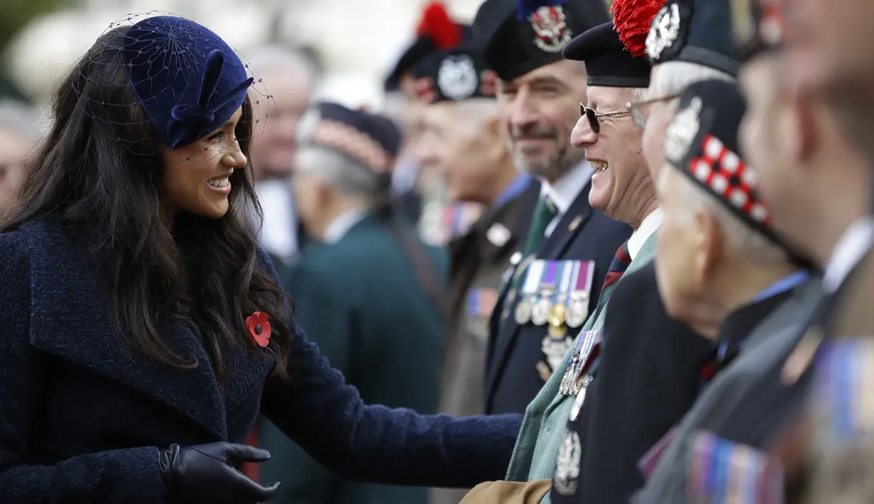 Duchess of Sussex Meghan Markle berbincang dengan salah satu veteran perang saat menghadiri Field of Remembrance di Westminster Abbey di London, Inggris (7/11/2019). (AFP Photo/Tolga Akmen)
