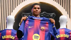 Marcus Rashford menunjukkan jersey Barcelona saat diperkenalkan sebagai pemain baru Balugrana untuk musim panas ini. (AFP/Josep Lago)
