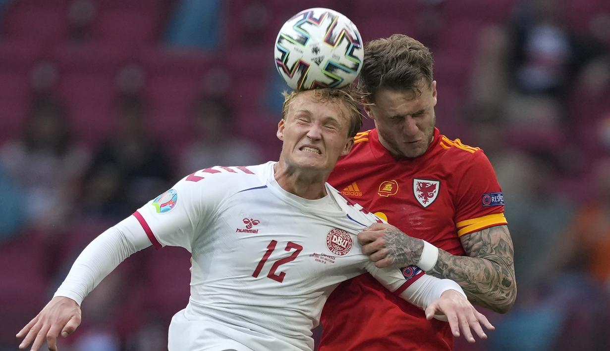 Striker Kasper Dolberg hampir saja menggandakan kedudukan di menit ke-32 saat bola sontekannya di tiang dekat memanfaatkan umpan tarik Mikkel Damsgaard masih mampu dihadang kiper Danny Ward. (Foto: AP/Pool/Peter Dejong)