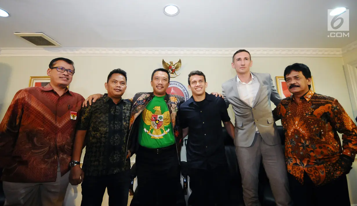 Pemain Timnas Indonesia U-19, Egy Maulana Vikri (keempat kiri) berangkulan dengan Menpora Imam Nahrawi usai pertemuan di Kemenpora, Jakarta, Jumat (5/1). Egy mengungkapkan keinginannya untuk bisa bermain di klub Eropa. (Liputan6.com/Helmi Fithriansyah)