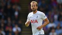 Harry Kane. Striker Tottenham Hotspur berusia 28 tahun yang musim ini telah tampil 20 kali dengan mencetak 8 gol dan 2 assist ini ditaksir memiliki nilai pasar sebesar 120 juta euro. Ia menjadi pemain termahal ketiga di dunia sekaligus pemain termahal di Liga Inggris. (AFP/Justin Tallis)