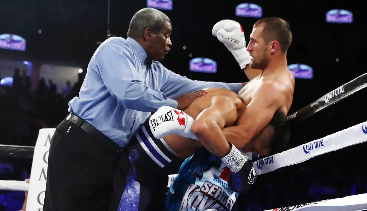 Wasit Robert Byrd berusaha memisahkan Sergey Kovalev saat melawan Andre Ward di T-Mobile Arena, Las Vegas, Jumat (19/11/2016). Robert Byrd akan menjadi wasit yang memimpin laga tinju antara Floyd Mayweather dan Conor McGregor. (AFP/Al Bello)