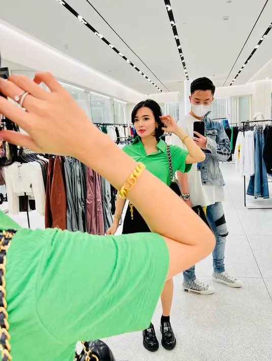 Gaya kasual dan basic juga tampil semakin keren dengan mix and match yang asik. (Foto: IG @wikasalim)