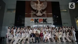 Wakil Ketua KPK Lili Pintauli Siregar (tengah) berfoto bersama finalis Puteri Indonesia saat menyambangi Gedung Merah Putih KPK di Jakarta, Selasa (3/3/2020). Kunjungan para finalis Puteri Indonesia  yang berjumlah 39 orang tersebut untuk memperoleh pengetahuan antikorupsi. (merdeka.com/Dwi Narwoko)