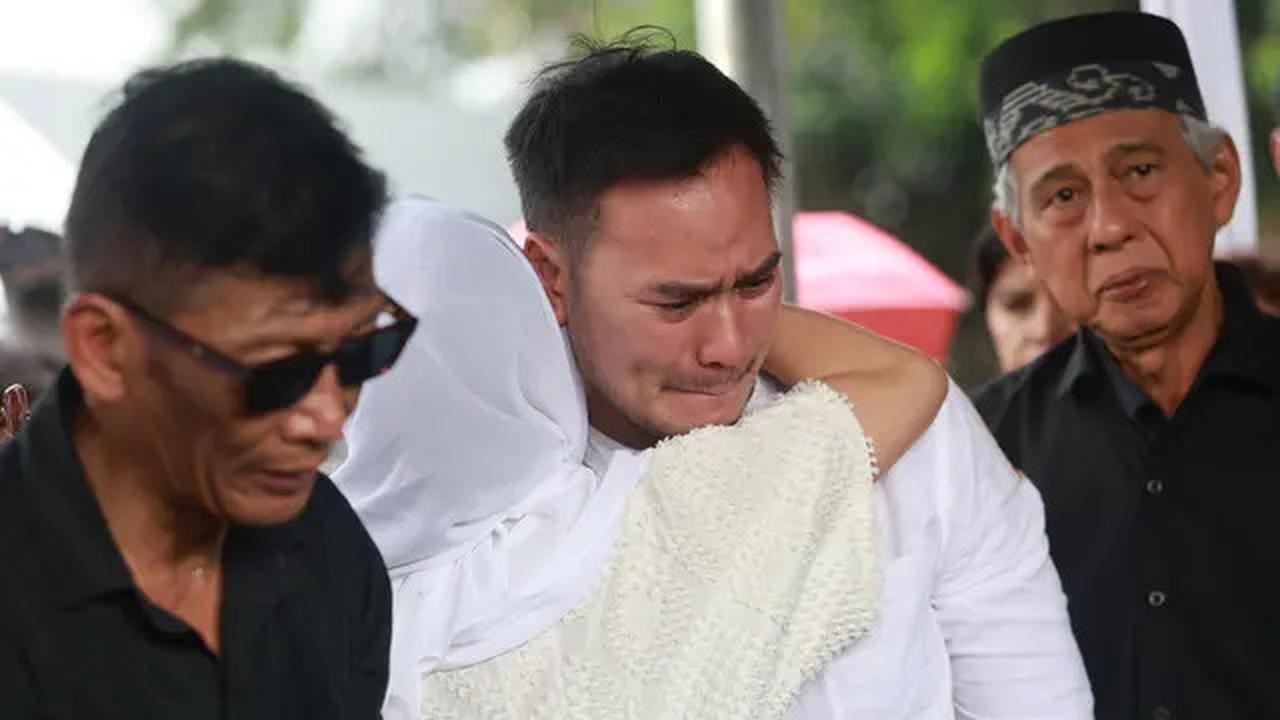 Suasana Haru Selimuti Pemakaman Aktor Senior Ray Sahetapy