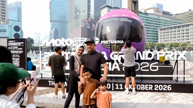 Helm Raksasa Mejeng di Bundaran HI untuk mempromosikan MotoGP Indonesia 2026 di Sirkuit Mandalika