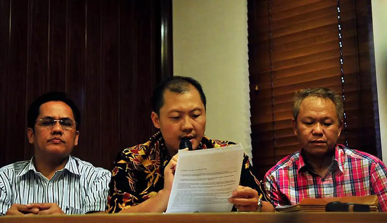 Sabtu (01/11/14), Steven Halim (tengah) dan suami korban, Theodorus Lirungan menunjukkan surat penangguhan penahanan (Liputan6.com/Johan Tallo) 