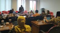 Suasana rapat Badan Anggaran (Banggar) DPRD Kabupaten Gunungkidul bersama sejumlah OPD dalam pembahasan Rancangan APBD Perubahan 2025. Salah satu poin utama yang dibahas adalah penurunan Pendapatan Asli Daerah (PAD) sebesar Rp3,37 miliar, terutama dari sektor pajak daerah.