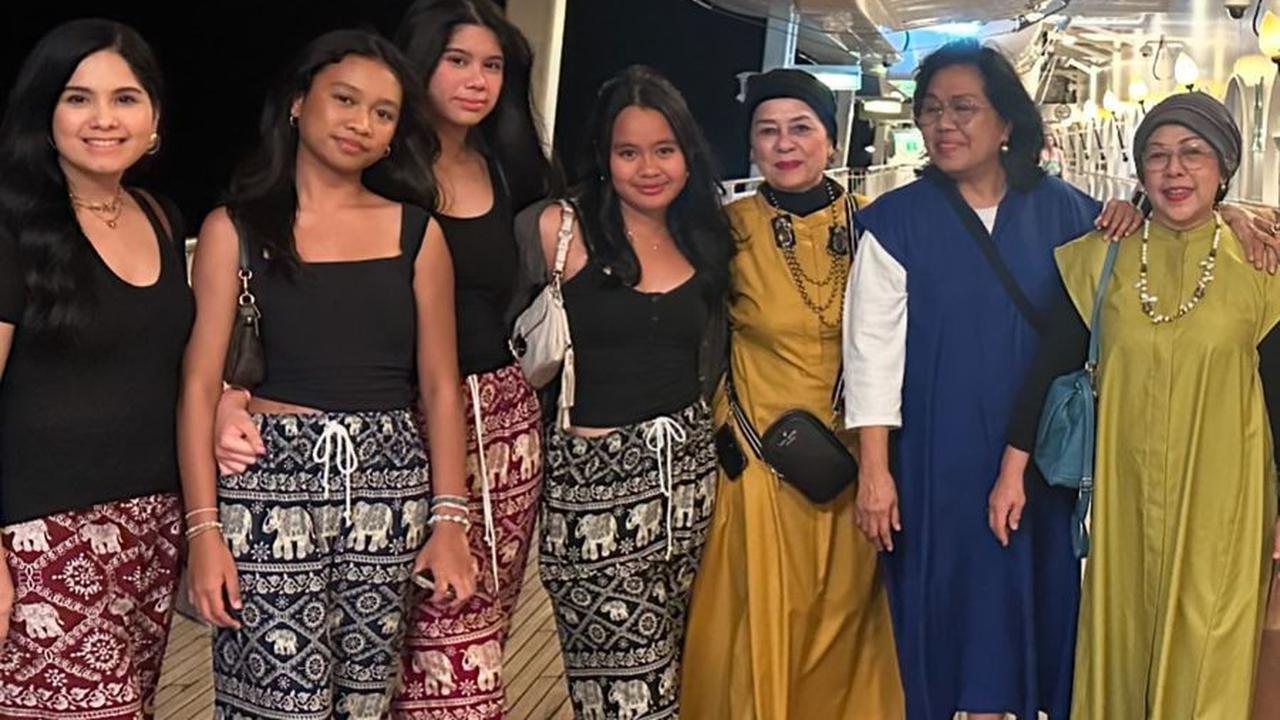 Pada awalnya, Annisa berencana mengajak sahabatnya, tetapi karena mereka tidak bisa ikut, akhirnya dia mengundang sahabat-sahabat Aira.