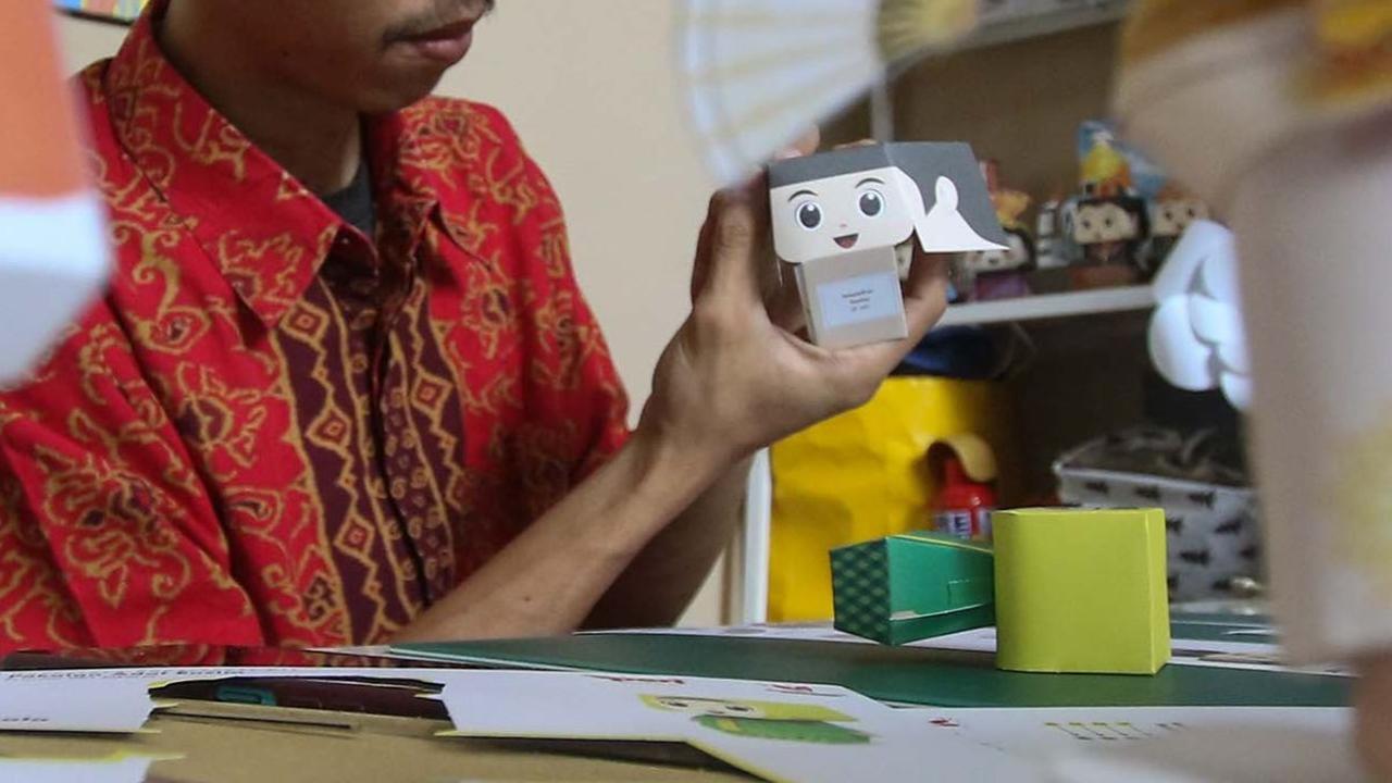 Awalnya usaha model kertas ini dimulai dari hobi dan komunitas para pendirinya.