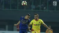 Pemain tengah Bhayangkara FC, Paulo Sergio M Goncalves (kanan) berebut bola dengan gelandang Persib, Kim Jeffrey Kurniawan dilanjutan Liga 1 di Stadion Patriot Candrabhaga, Bekasi, Minggu (4/6). Bhayangkara FC menang 2-0. (Liputan6.com/Helmi Fithriansyah)