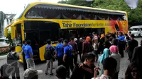 Sejumlah pengunjung dan wartawan saat mencoba bus tingkat dari Tahir Foundation, Jumat (17/6). Pemerintah Provinsi DKI Jakarta mendapatkan sumbangan 5 unit bus tingkat dari Tahir Foundation.(Liputan6.com/Gempu M Surya)