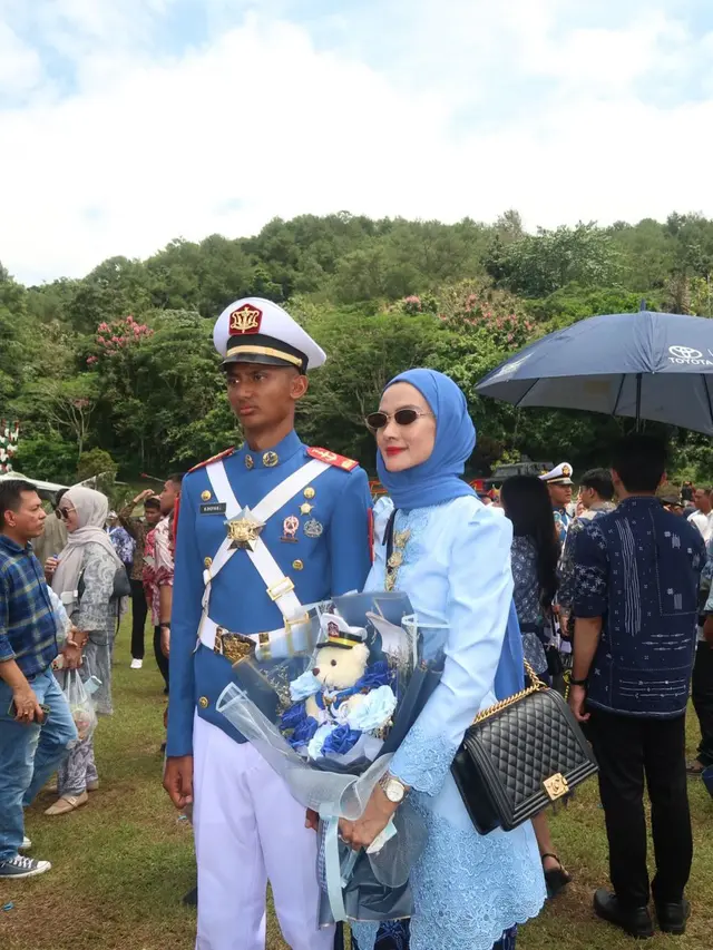 6 Potret Kebaya Brokat Ade Maya di Wisuda Dhofin, Anggun Dampingi Sang Putra