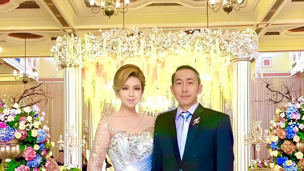 ⁠Cantiknya Heni Tania Istri Kombes Polisi Berkebaya Silver, Hadiri Pernikahan Anak Sahabat sang Suami