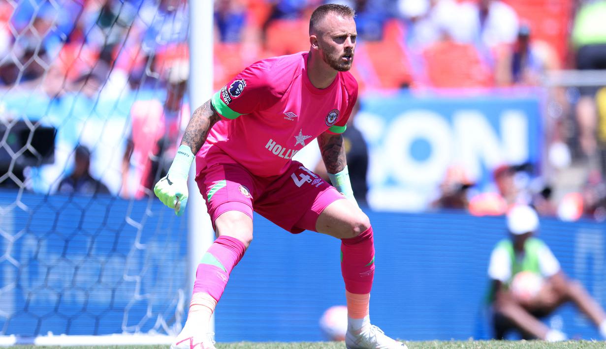 Kiper Brentford, Mark Flekken saat laga pramusim Premier League Summer Series 2023 menghadapi Aston Villa di FedExField, Maryland, USA (30/7/2023). Mark Flekken didatangkan Brentford dari SC Freiburg dengan nilai transfer 13 juta euro dengan durasi kontrak selama 4 tahun hingga 30 Juni 2027. Ia diproyeksikan sebagai pengganti David Raya yang tengah diincar beberapa klub top Eropa, di antaranya Arsenal. (AFP/Getty Images/Mike Stobe)
