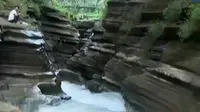 Pengunjung bisa menikmati ukiran alam yang membentuk garis-garis memukau pada tebing batu yang mengapit sungai.