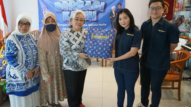 Menghibur dan Berbagi Kasih dengan Oma Opa di Panti Werdha Wisma Mulia.  foto: Istimewa