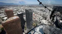 Sebuah tempat meluncur dibuat dari lantai 70 sebuah gedung di Los Angeles, Anda berani coba? Foto: Reuters.