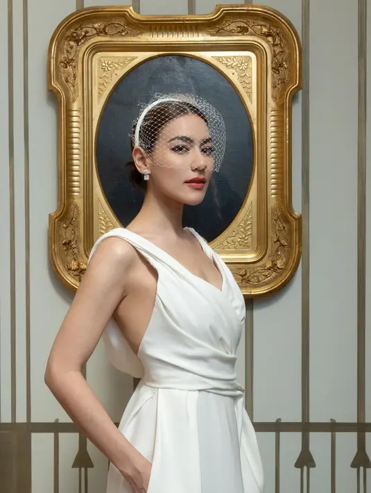 Di resepsi, Kim tampil lebih simple dengan gaun putih polos garapan Dior [@kimmy_kimberley]