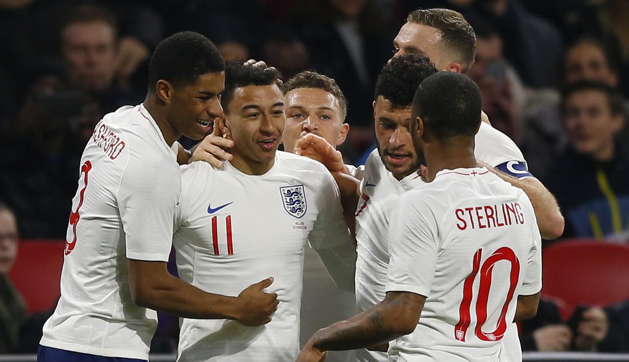 Para pemain Inggris merayakan gol yang dicetak Jesse Lingard pada laga uji coba di Amsterdam Arena, Amsterdam, (23/3/2017). Inggris menang 1-0. (AP/Peter Dejong)