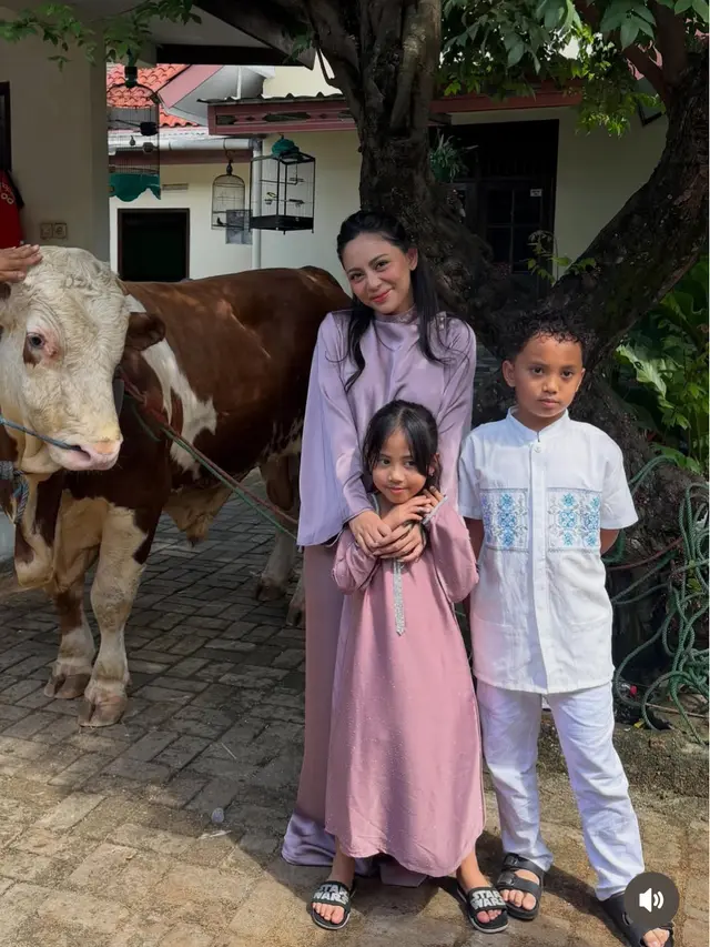 Rachel Vennya Berfoto Bersama Sapi Kurban. [@rachelvennya]