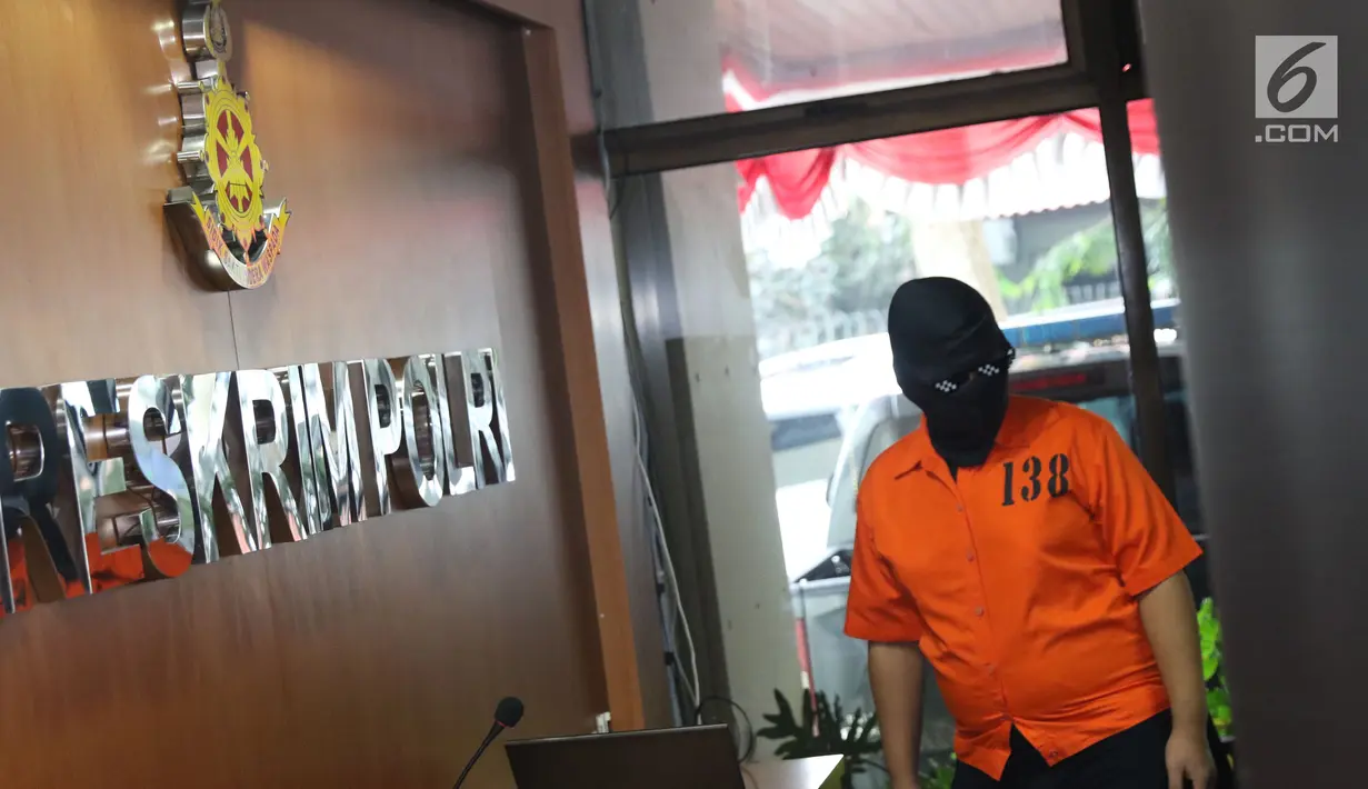 Salah satu tersangka dari kelompok hacker yang meretas situs PN Sulawesi Tenggara diperlihatkan saat rilis di Bareskrim Mabes Polri, Jakarta, Jumat (9/11). Empat pelaku ditangkap, mereka tergabung kelompok Black Hat.  (Liputan6.com/Helmi Fithriansyah)