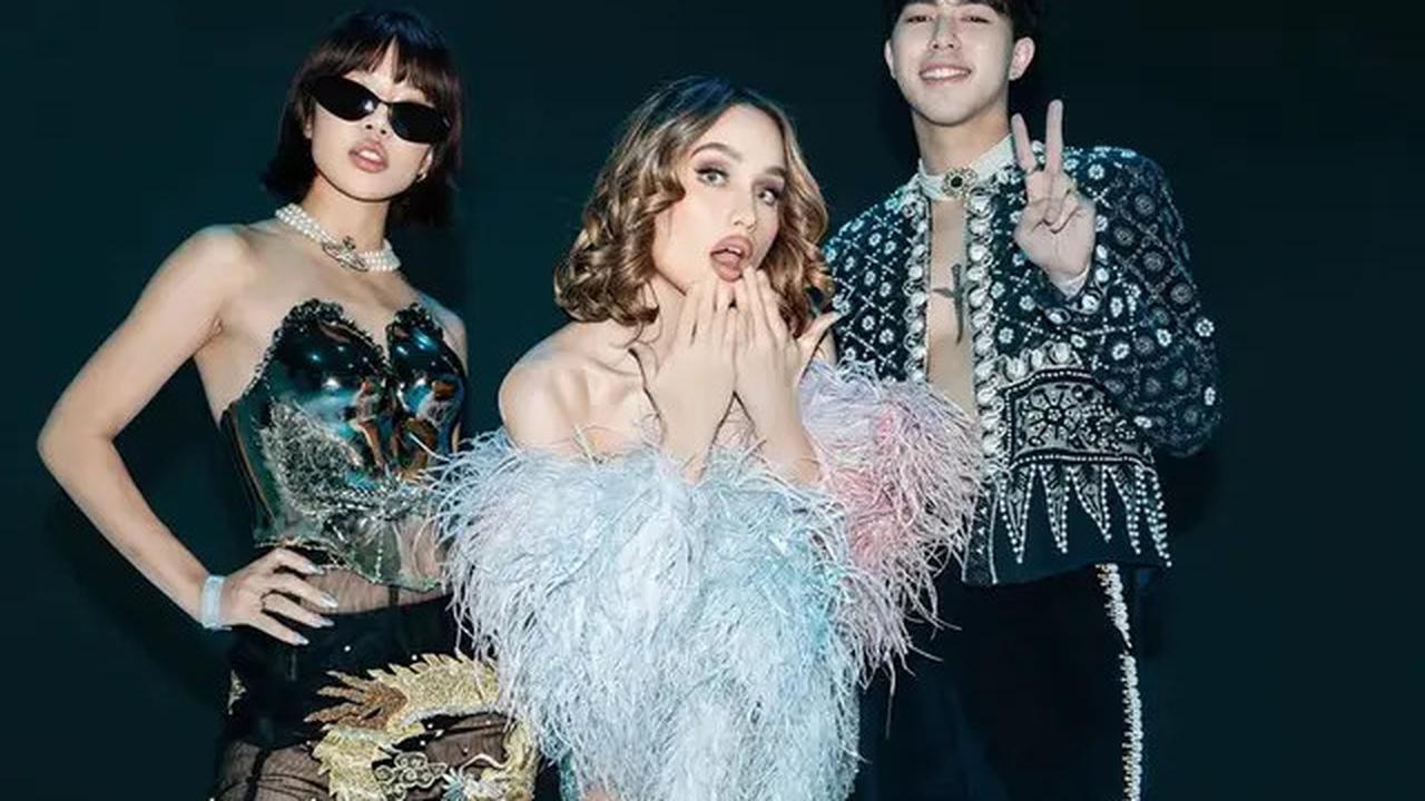 6 Gaya Cinta Laura Bergaun Mini dan Selendang Bulu di JFW 2025, Bak Model Victoria's Secret