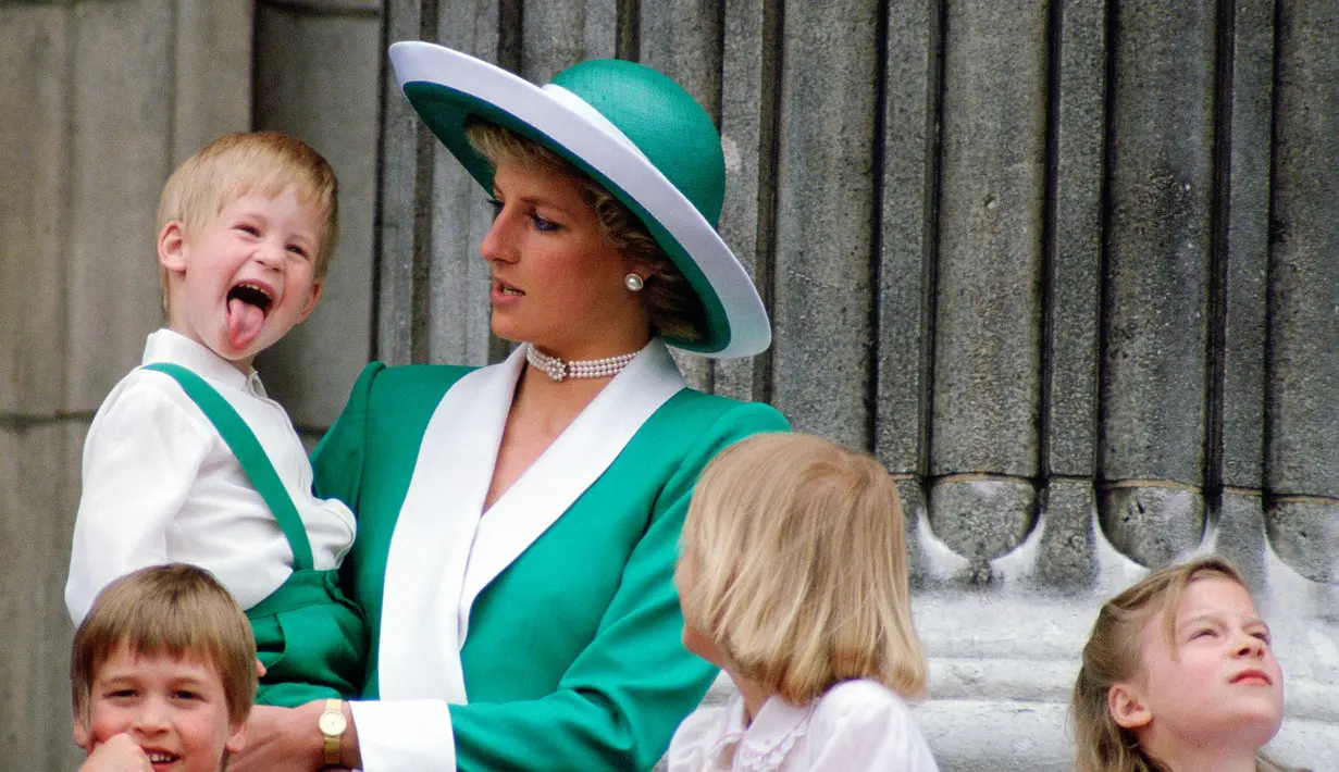 Pangeran Harry mengejutkan Puteri Dana saat menjulurkan lidahnya di balkon Buckingham Palace. (Tim Graham/Getty Images/People)