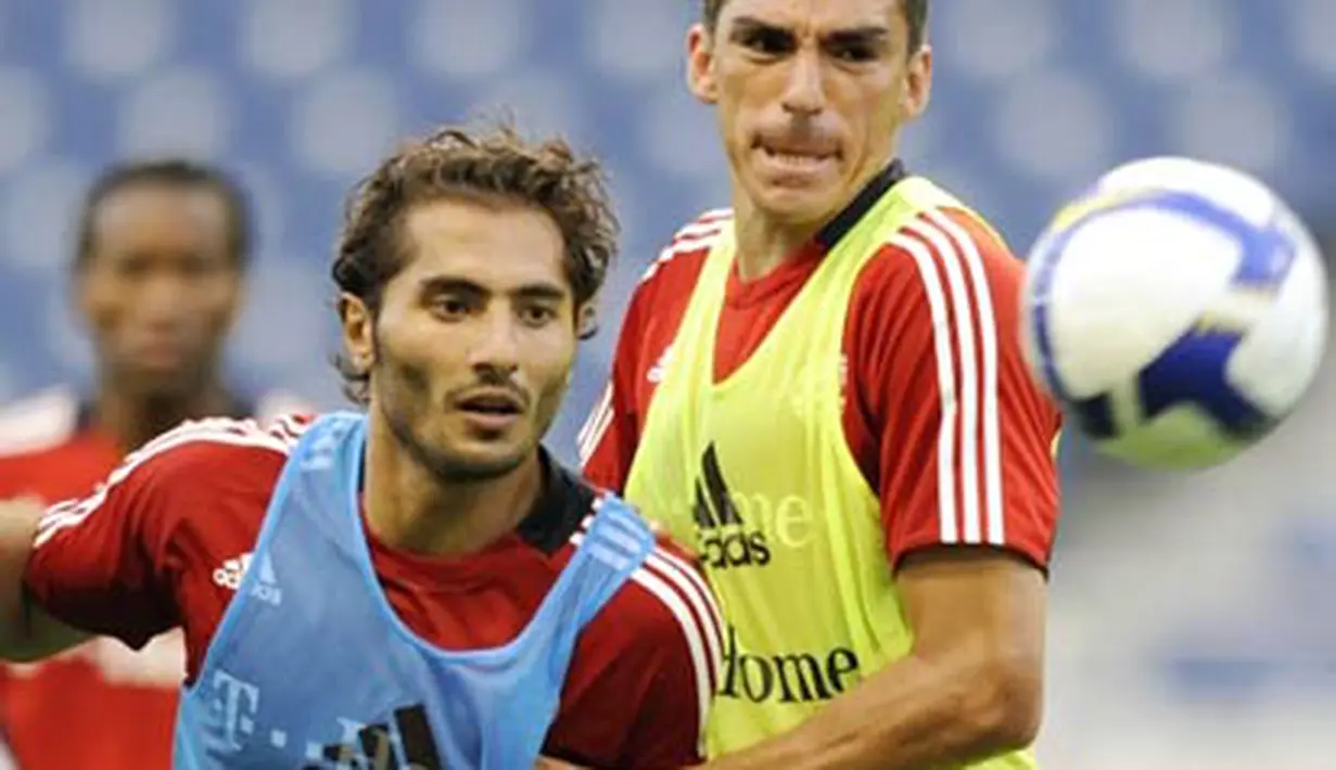 Bayern Munich's Lucio fights for the ball with Turkish midfielder Hamit Altintop during a practice session for an international friendly match with Japanese club team Urawa Reds at Saitama Stadium. AFP PHOTO/Kazuhiro NOGI 