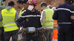 Petugas berusaha menyelamatkan bocah lelaki berusia 5 tahun yang jatuh ke dalam sumur di dekat kota Bab Berred dekat Chefchaouen, Maroko (4/2/2022). Hari ketiga upaya untuk menyelamatkan bocah tersebut dihentikan untuk sementara waktu pada hari Jumat (4/2). (AP Photo/Mosa'ab Elshamy)
