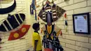 Salah satu anak memperhatikan koleksi layang-layang yang ada di Museum Layang-Layang, Jakarta, (27/9/2014). (Liputan6.com/Helmi Fithriansyah)
