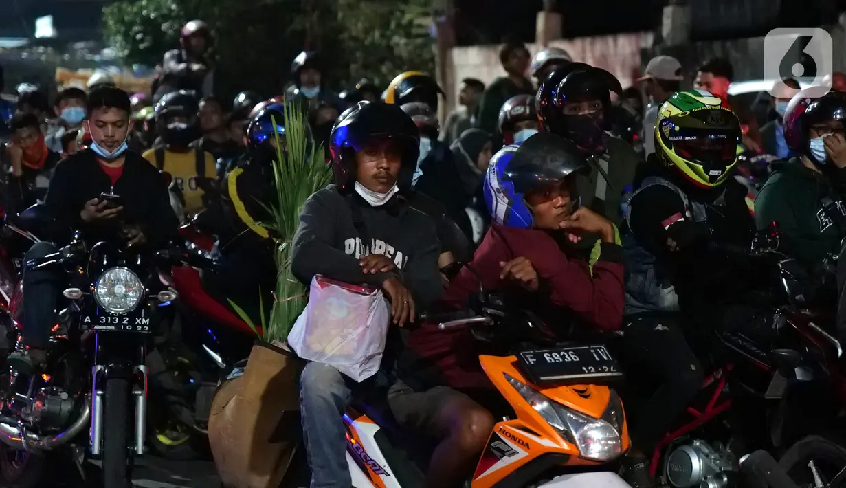 Sejumlah pemudik motor mematikan kendaraannya di kawasan posko penyekatan mudik di Kedungwaringin, Kabupaten Bekasi, Jawa Barat, Senin (10/5/2021). Sejumlah pemudik motor mematikan kendaraannya untuk menolak diputarbalikkan oleh petugas di posko penyekatan mudik. (Liputan6.com/Herman Zakharia)