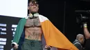 Publik Irlandia berharap Conor McGregor mampu menjatuhkan Floyd Mayweather Jr. saat pertarungan minggu pagi, 26 agustus 2017. (AP/John Locher)