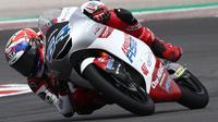 Mario Suryo Aji saat mentas pada balapan Moto3 Amerika Serikat 2022. (Honda Team Asia)