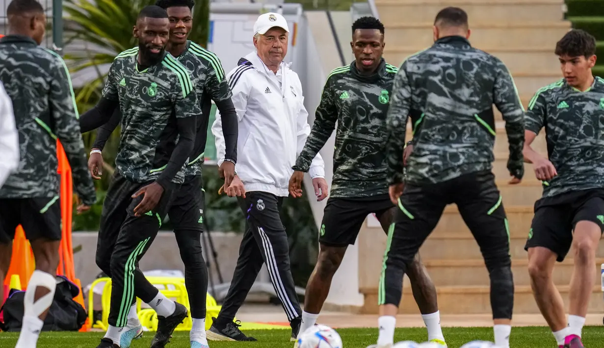 Pelatih Real Madrid Carlo Ancelotti memantau sesi latihan di Complexe Mohammed VI Football di Rabat, Maroko, Jumat (10/2/2023).  Real Madrid akan menghadapi Al Hilal di Prince Moulay Abdellah Stadium pada final Piala Dunia Antarklub, Minggu (12/2) jam 02:00 WIB. (AP Photo/Manu Fernandez)