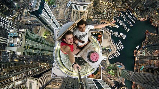 Alexander Remnev dan temannya melakukan foto selfie terekstrem dari puncak gedung pencakar langit yang ada di Dubai. (Foto: Amusingplanet.com)