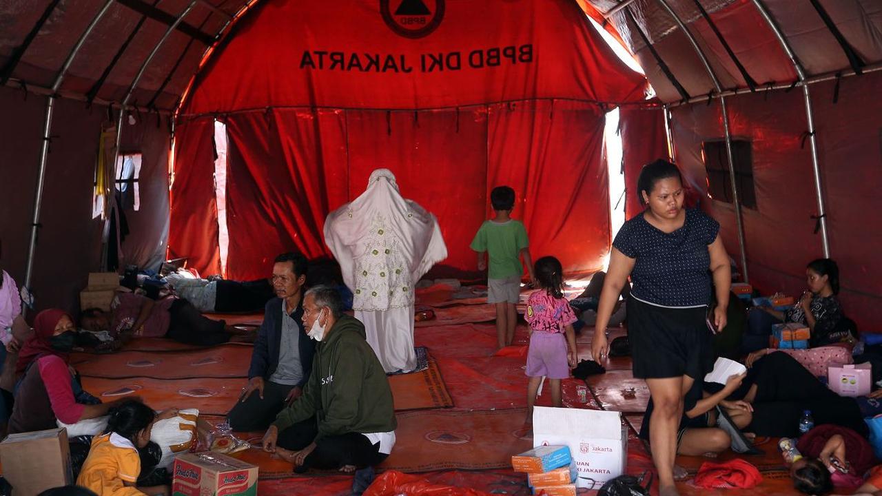 Namun untuk mengatasi pasir dan debu tersebut,   Petugas PPSU berusaha menyiram dengan air untuk mencegah supaya tidak terbang terbawa angin.