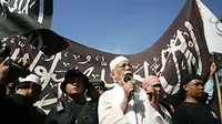 Ustad Abu Bakar Baasyir berorasi saat ratusan umat muslim menggelar aksi unjuk rasa mengecam tragedi Xinjiang di Bundaran Gladak, Solo, Jumat (17/7). (Antara)