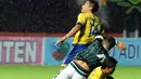 Dua pemain Cilegon Utd menutup pergerakan penyerang Persebaya saat laga penyisihan Dirgantara Cup 2017 di Stadion Maguwoharjo, Sleman, Sabtu (4/3). Cilegon unggul 2-1. (Liputan6.com/Helmi Fithriansyah)