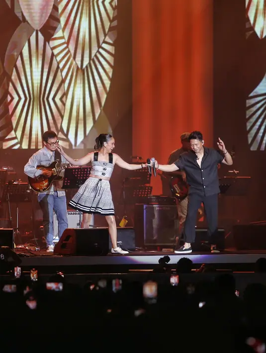 Tampil berduet membawakan lagu yang diringi musik jazz, mereka berdua tampak menikmati penampilannya. Bahkan, ada momen ketika Ariel dan BCL asik menunjukkan sebuah koreografi sederhana. [Foto/Adrian Utama Putra]