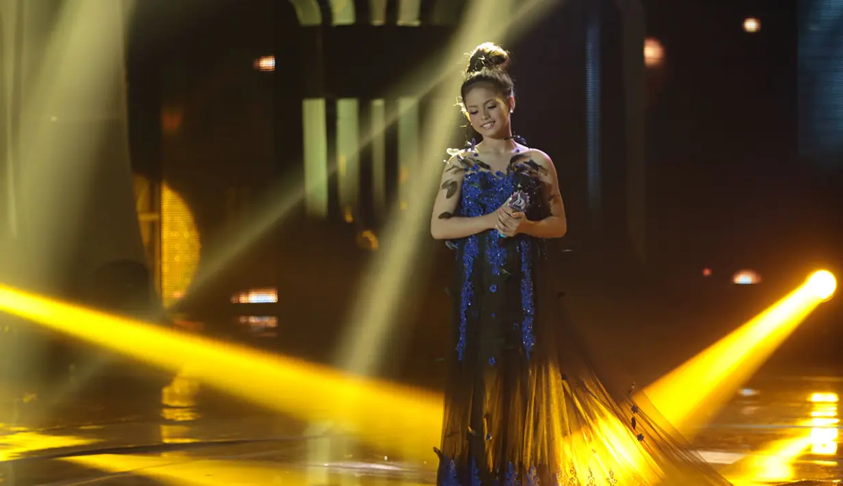 Beasiswa pendidikan sampai duduk di bangku kuliah juga diterima Putri dari Idrus Murham, Sekjend Partai Golkar. Selain itu ada dermawan lainnya yang memberikan cincin berlian sampai satu unit Apartemen di Jakarta. (Deki Prayoga/Bintang.com)